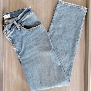 Abercrombie curve love ultra high rise 90’s straight jean in 28s